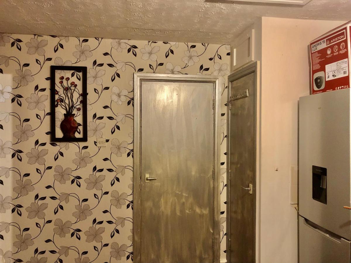 Lovely 2 Bedroom Flat Near And Train Station Apartment Manchester